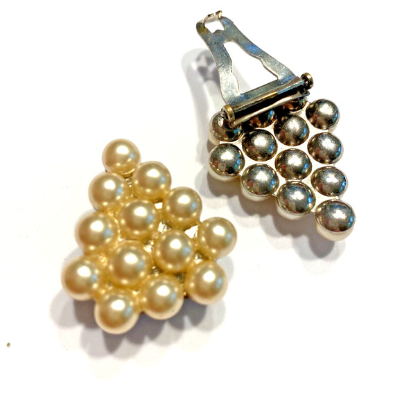 Vintage Dress Clips Mid Century Elegant Silvertone & Pearl Bead Triangles Chic - Picture 6 of 7